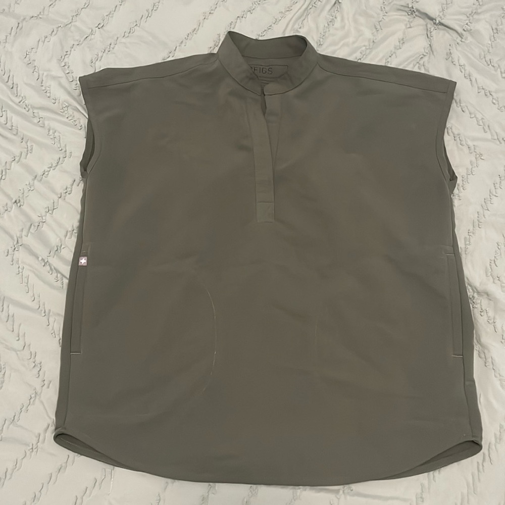 FIGS Rafaela scrub top in XXS color Sea moss